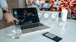 Thumbnail for What is a Dealing Desk in Forex Brokerage and What Does It Do?
