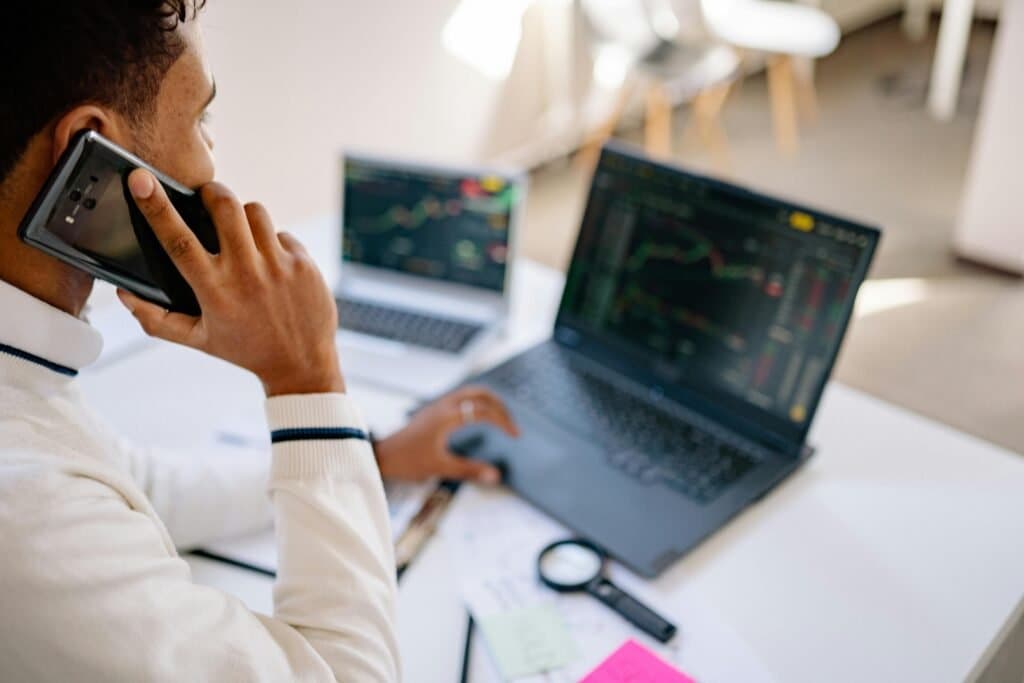 Image for Outsourced Dealing Desk vs In-House: Which is Right for Your Brokerage? | Broktinger