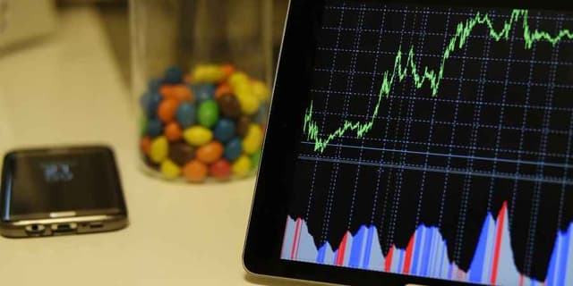 Image for article: Soft Data vs Hard Data: The Trader’s Guide to Reading the Market’s Mind