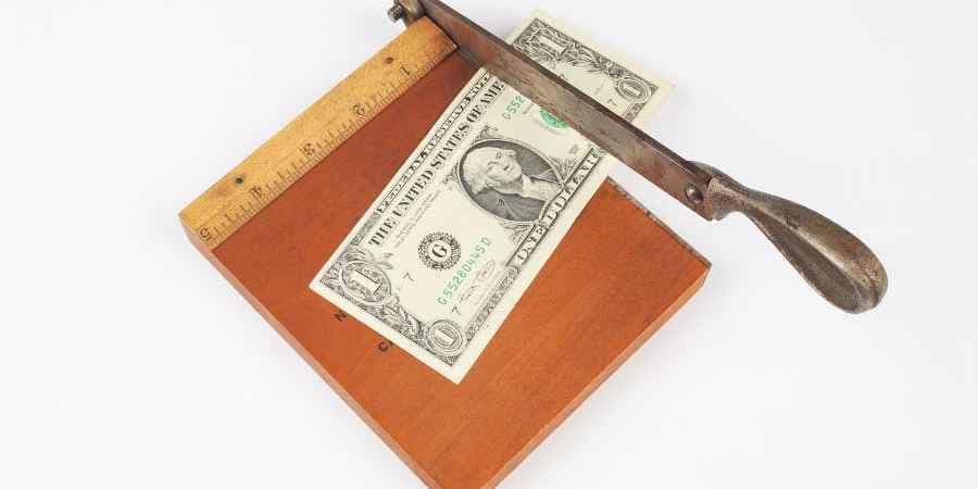 Dollar Under Pressure FX Markets Shift as Fiscal Doubts and Trade Tensions Deepen