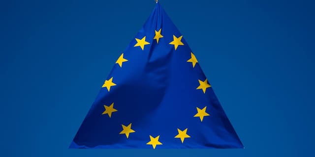 Image for article: EUR/USD Coils in Wave iv Triangle, Eyes Breakout in Wave v