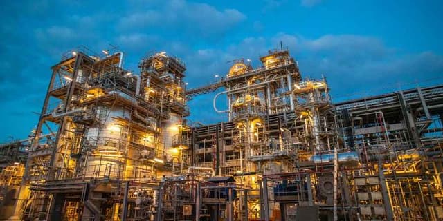 Image for article: Market Shifts: Gold Pauses, Gas Gains, Oil Drops Amid Dollar Uncertainty and Euro Strength