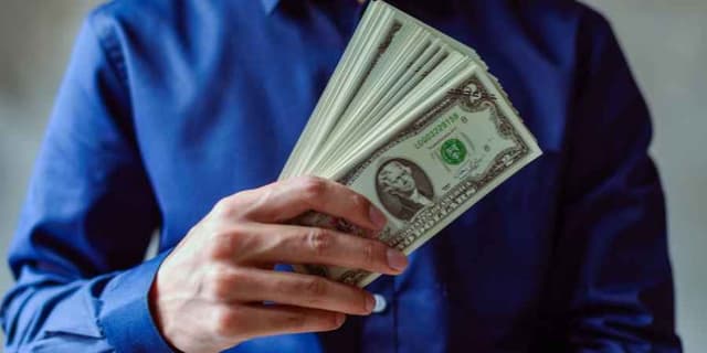 Image for article: US Dollar Holds Firm Amid Political and Economic Crosswinds