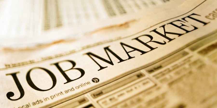 Yen Gains Strength as U.S. Job Market Shows Signs of Cooling