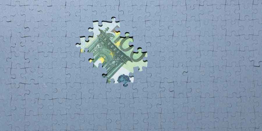 Euro Extends Fall on Weak Economic Outlook, DXY Edges Higher