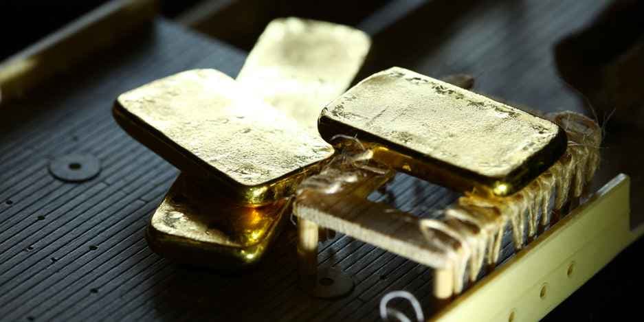 Gold slips as US yields remain strong